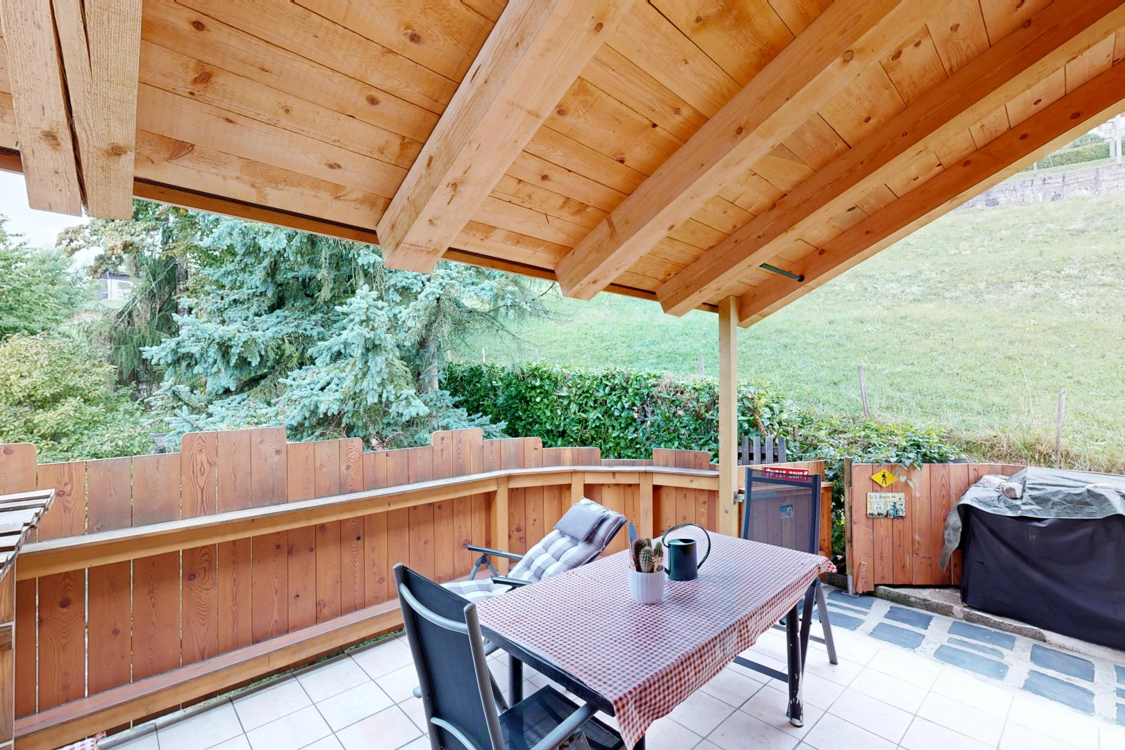 terrasse avec gril, coin repas extérieur, clôture, et from property