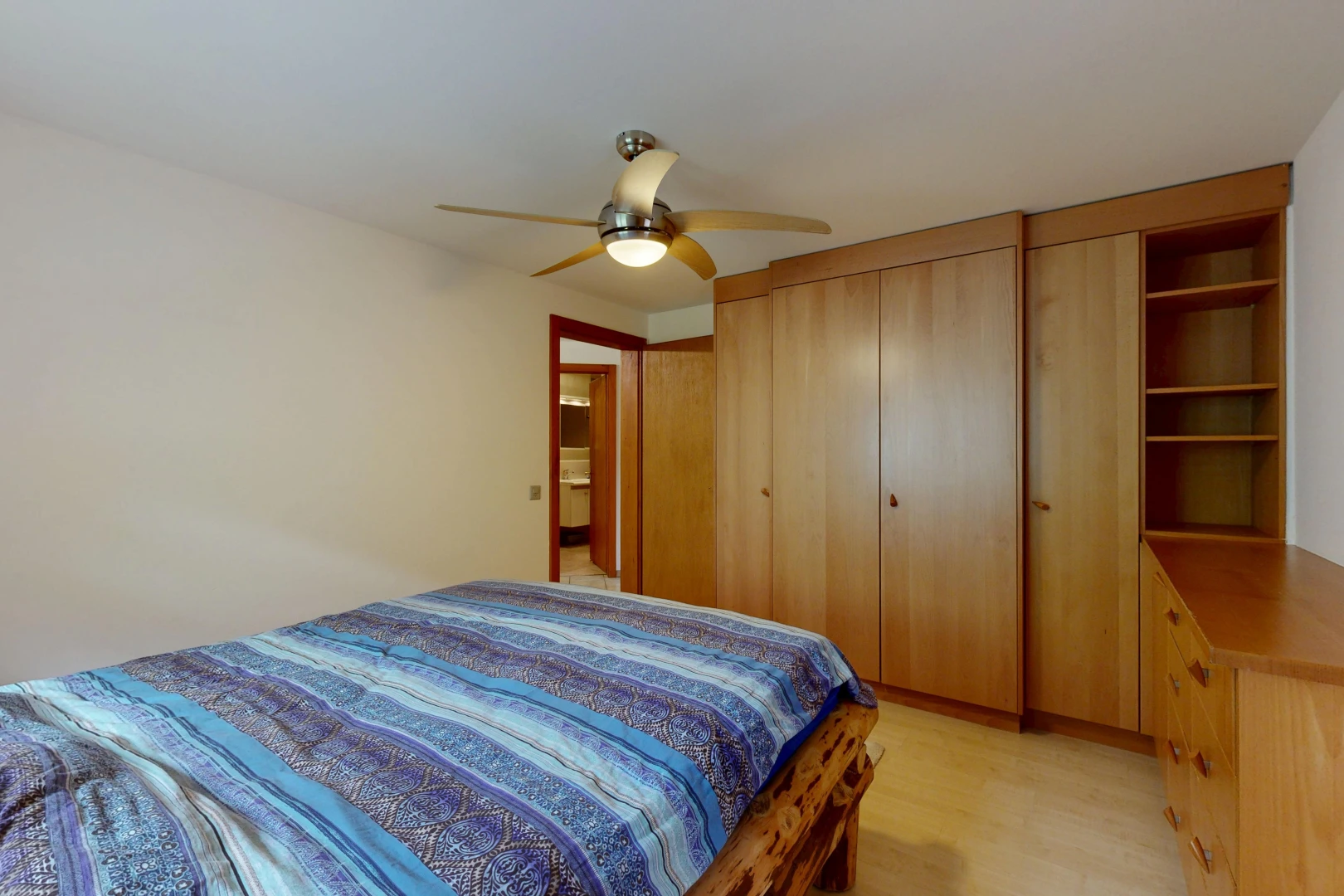 chambre avec ventilateur de plafond, light floor, placard, cloison sèche, et drywall