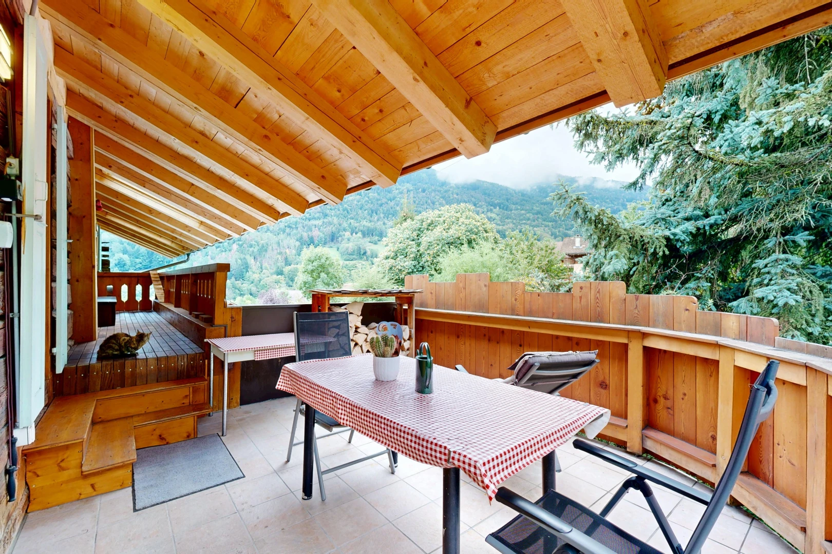 terrasse avec view focus, from property, animal, coin repas extérieur, et vue sur la montagne