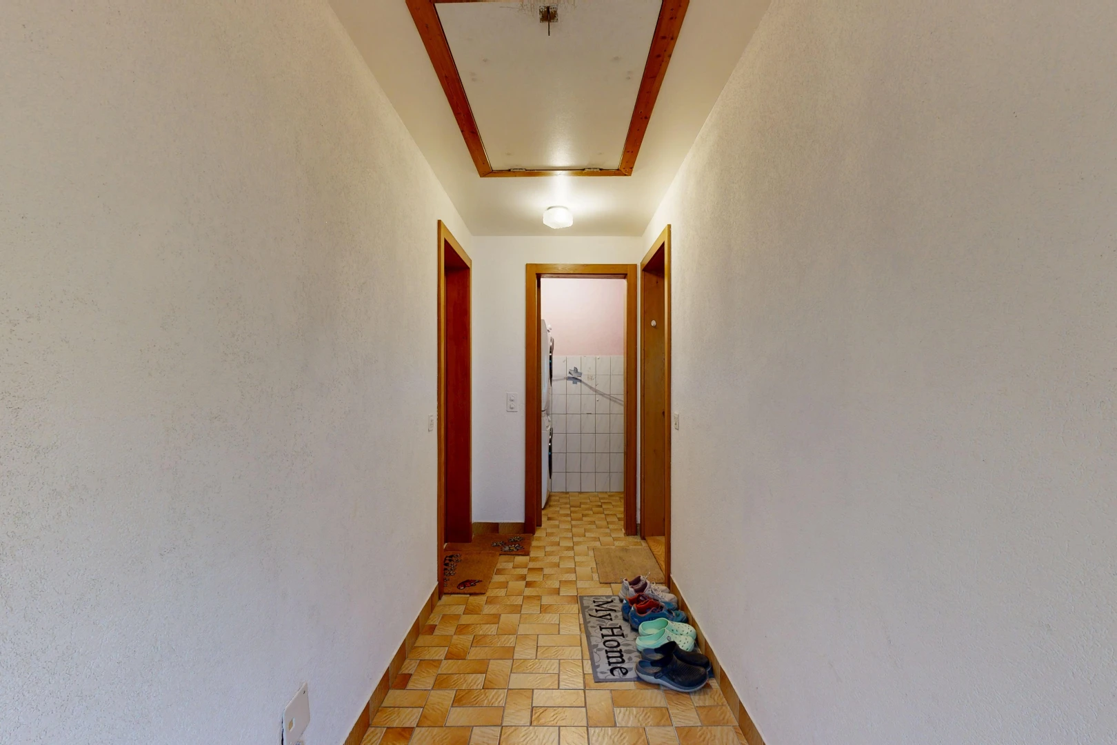 couloir avec light floor, inside property, plinthes murales, et baseboards wall