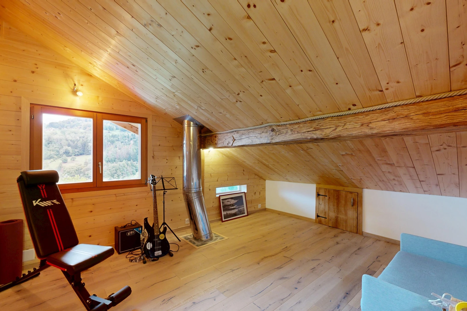 gym avec plafond en bois, wood ceiling, dated wood wall, mur en bois, et wood wall