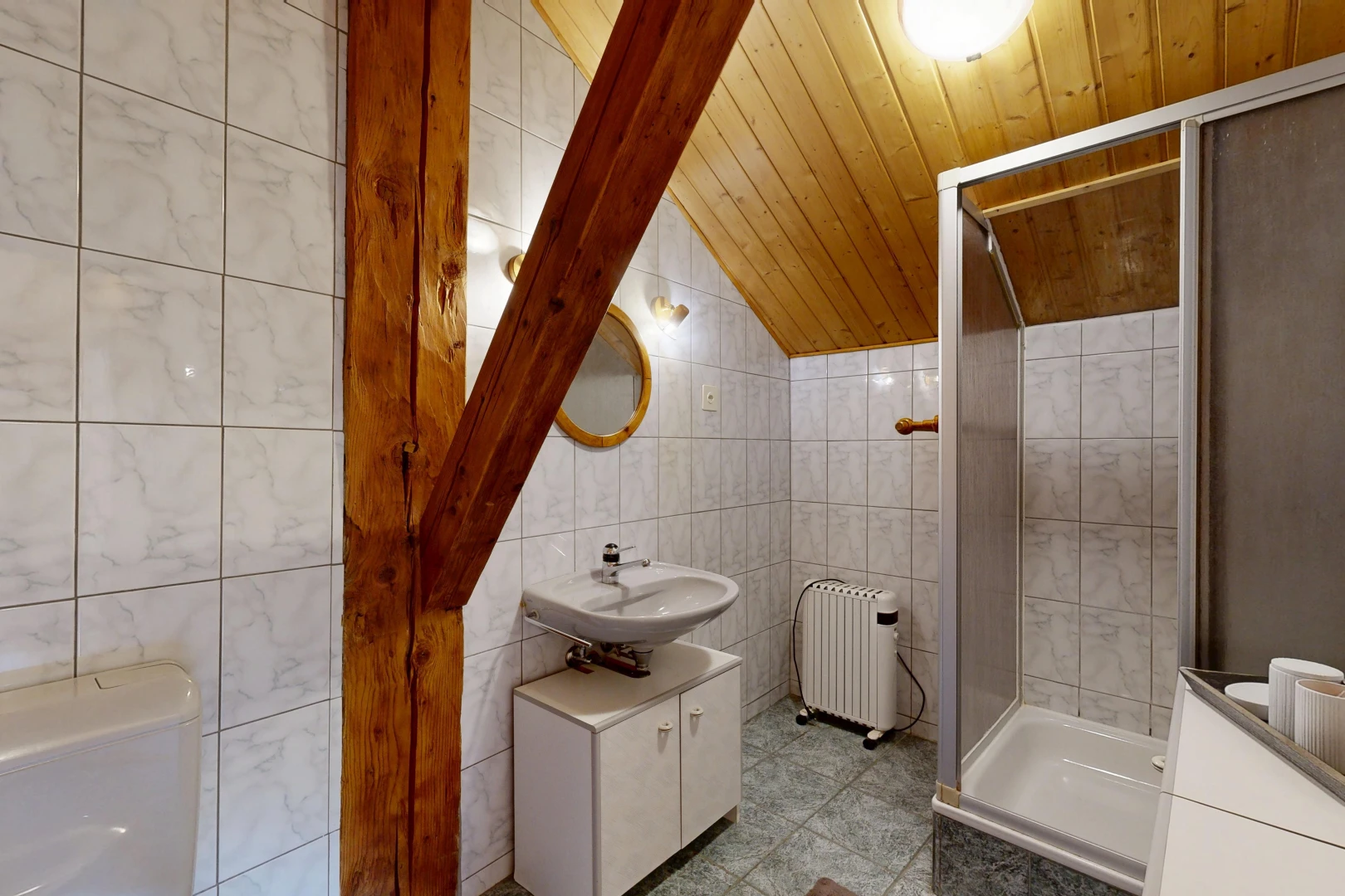 salle de bains avec mur en carrelage, tile wall, douche, salle de bain complète, et plafond voûté