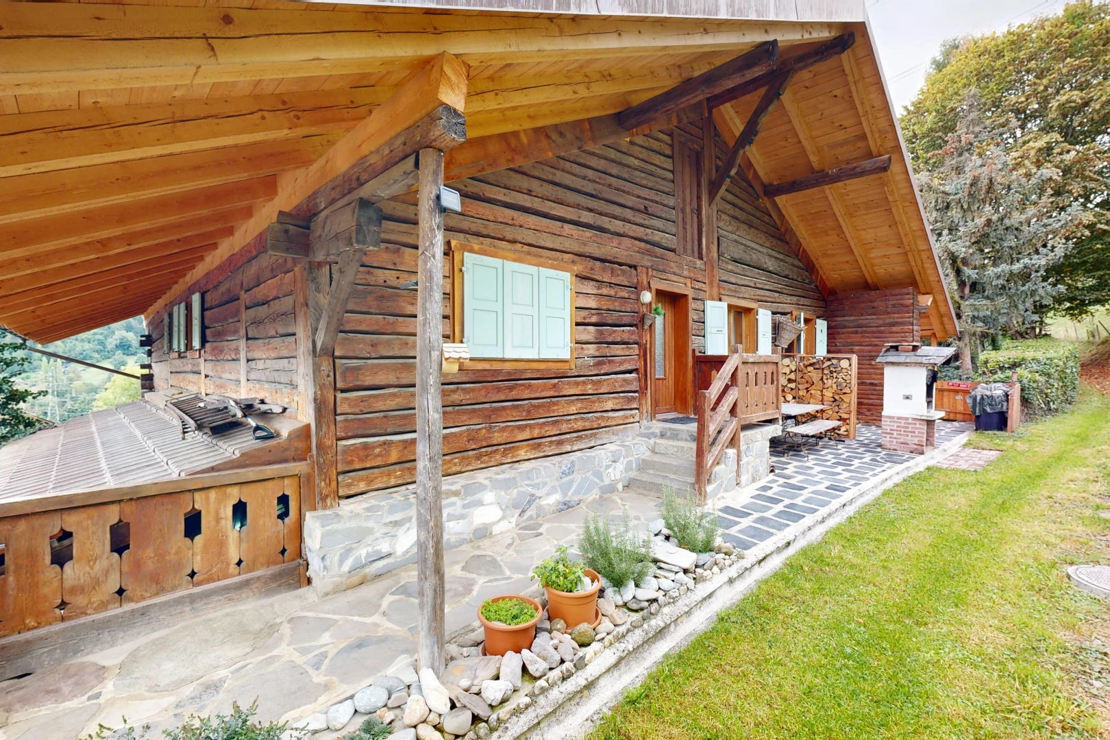 façade avec bardage en rondins, pelouse, property visible, from property, et bardage horizontal