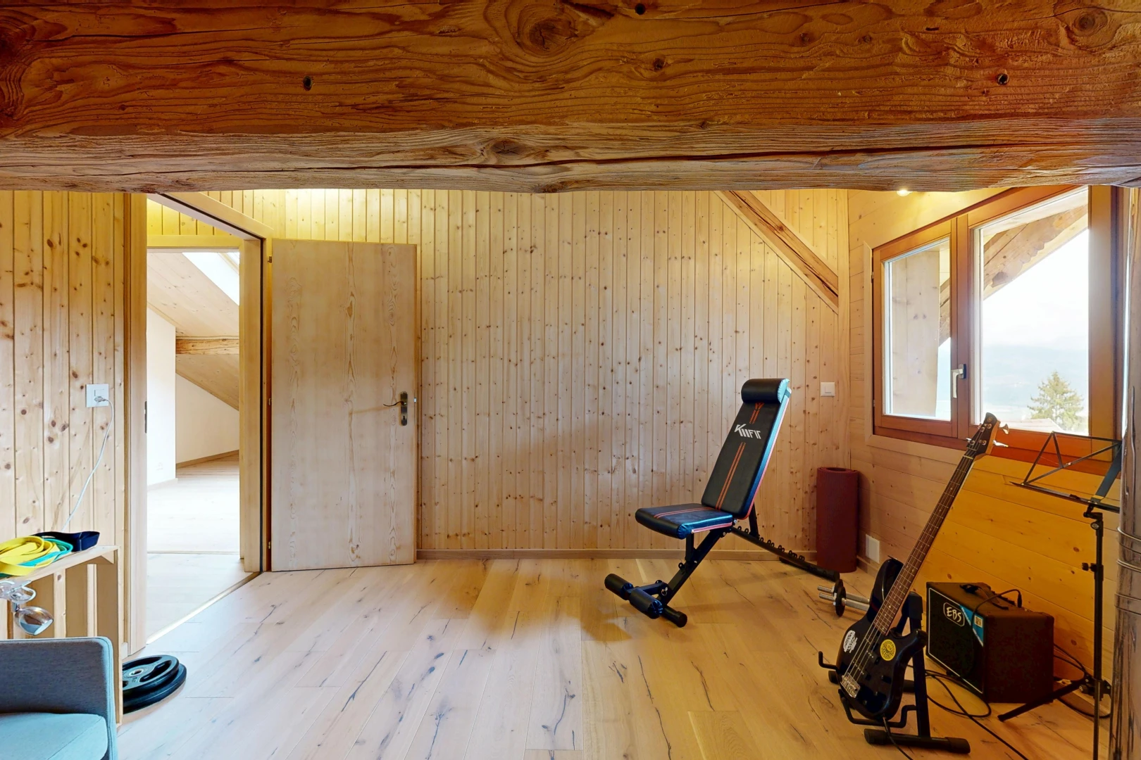gym avec mur en bois, wood wall, dated wood wall, sol en finition bois, et wood finish floor