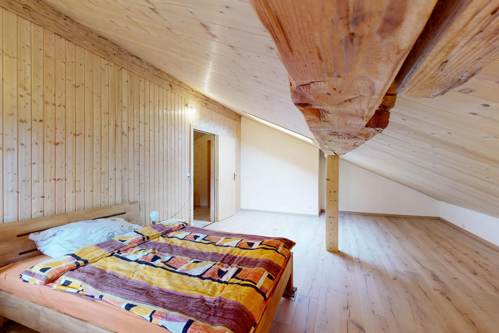 chambre avec plafond en bois, wood ceiling, sol en finition bois, wood finish floor, et dated wood wall