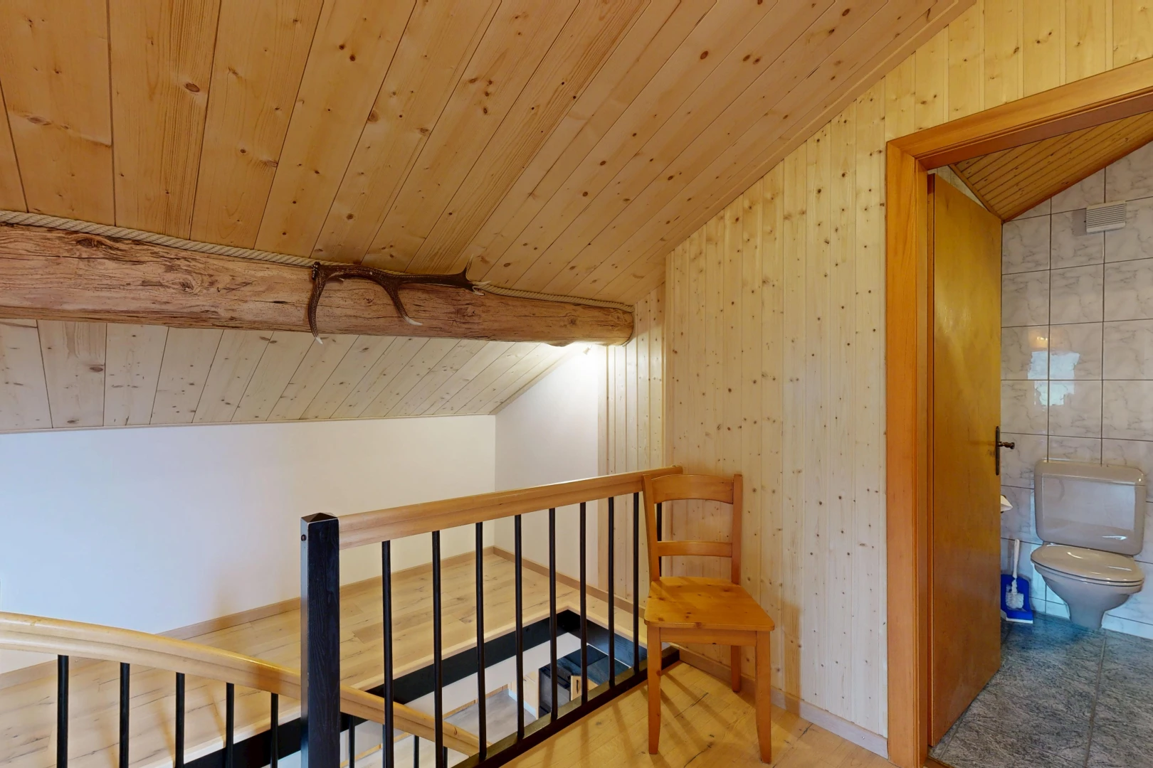 escaliers avec plafond en bois, wood ceiling, inside property, cloison sèche, et drywall