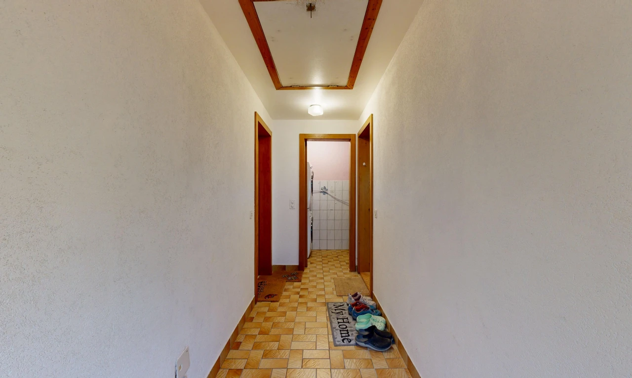 couloir avec light floor, inside property, plinthes murales, et baseboards wall