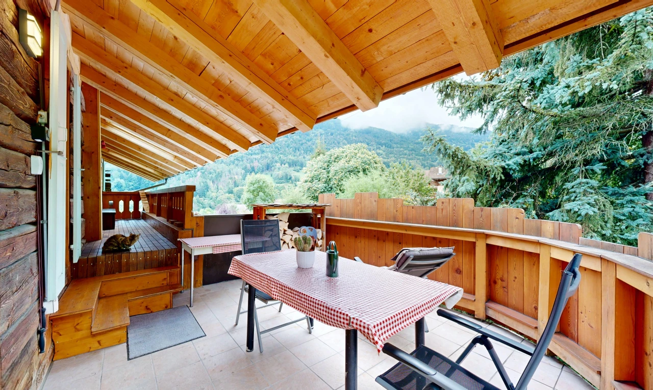 terrasse avec view focus, from property, animal, coin repas extérieur, et vue sur la montagne