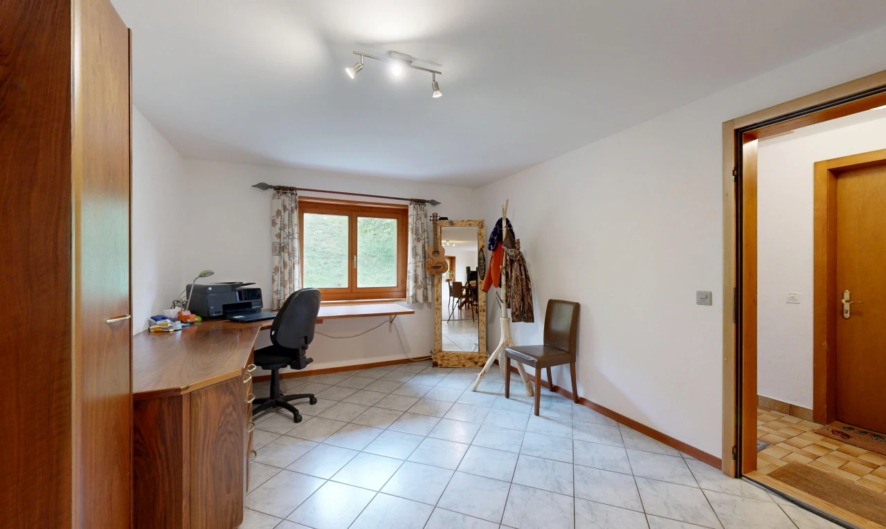 bureau avec cloison sèche, drywall, éclairage sur rail, plinthes murales, et baseboards wall