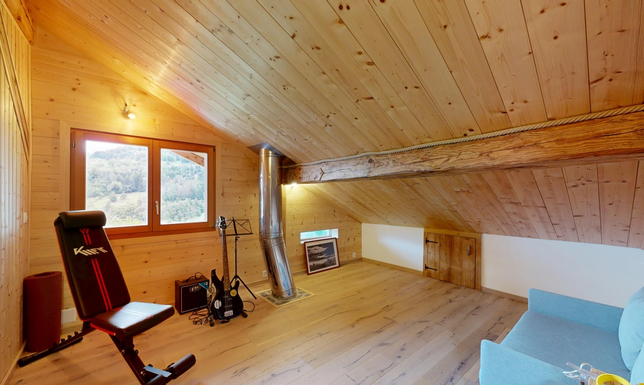 gym avec plafond en bois, wood ceiling, dated wood wall, mur en bois, et wood wall
