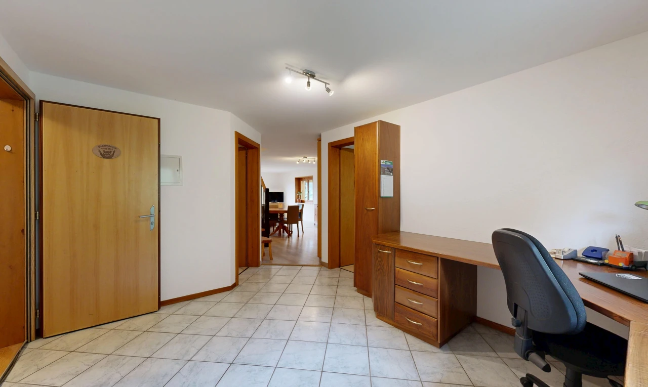 bureau avec cloison sèche, drywall, light floor, sol en carrelage, et tile floor