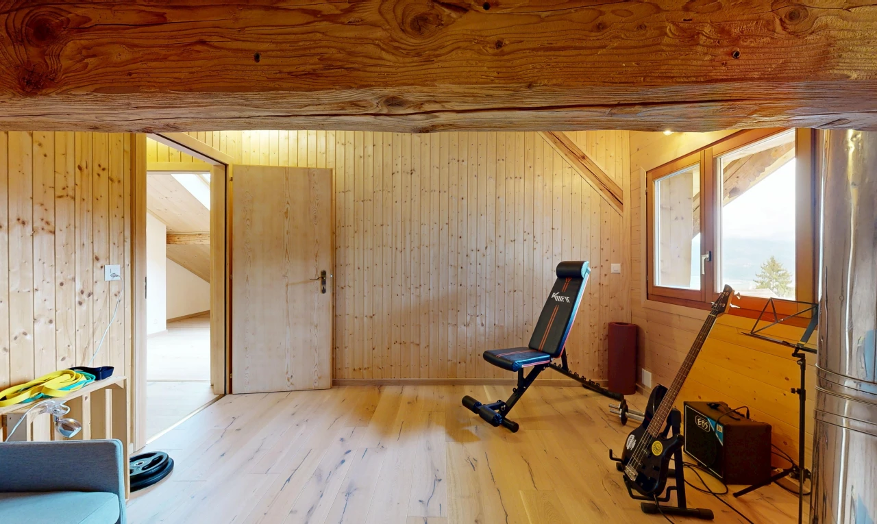 gym avec mur en bois, wood wall, dated wood wall, sol en finition bois, et wood finish floor