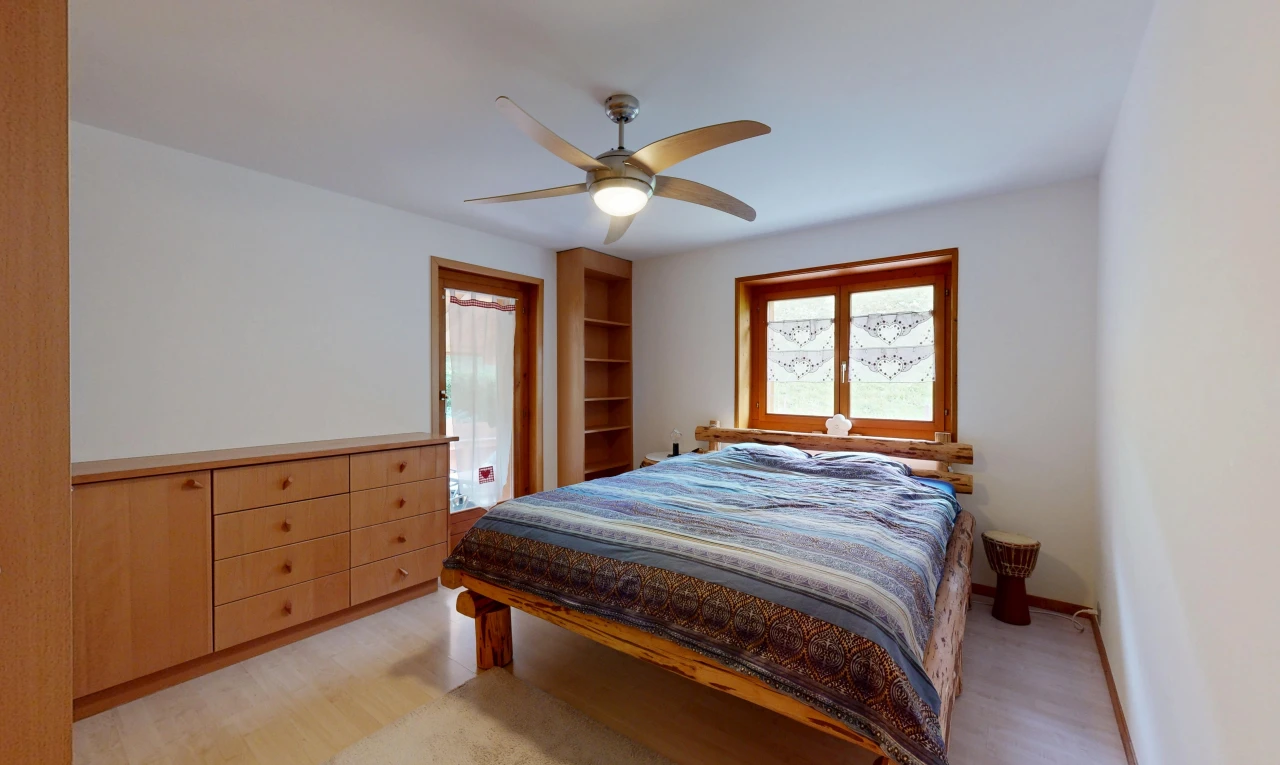 chambre avec cloison sèche, drywall, ventilateur de plafond, inside property, et sol en finition bois