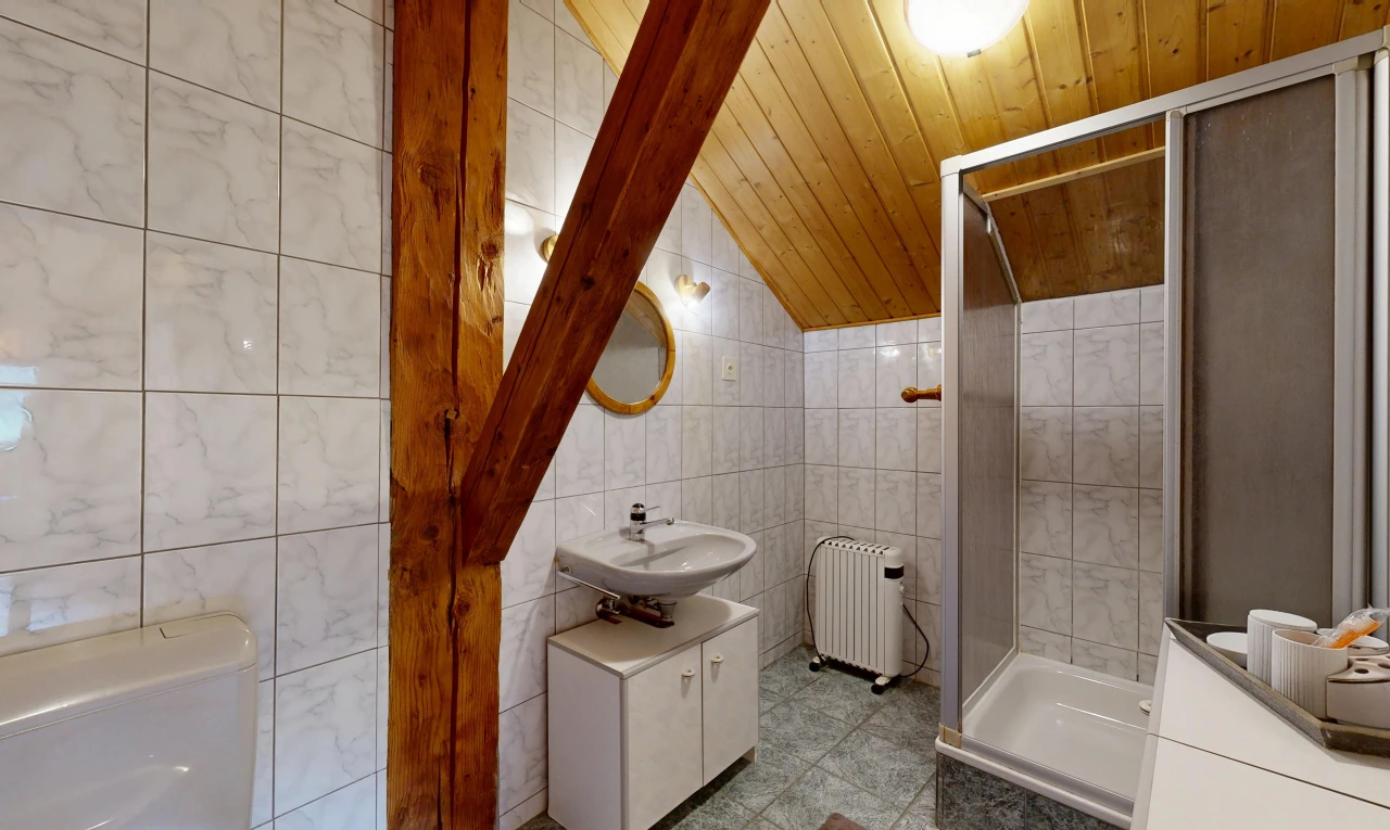 salle de bains avec mur en carrelage, tile wall, douche, salle de bain complète, et plafond voûté