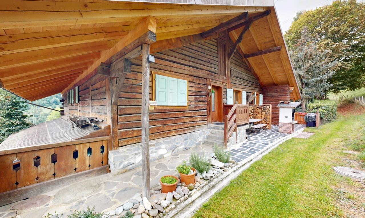 façade avec bardage en rondins, pelouse, property visible, from property, et bardage horizontal