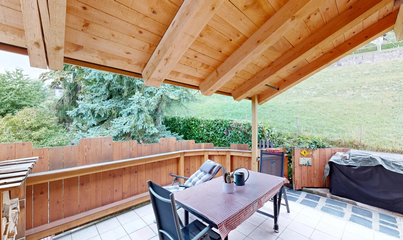 terrasse avec gril, coin repas extérieur, clôture, et from property