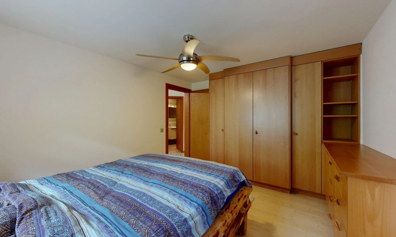 chambre avec ventilateur de plafond, light floor, placard, cloison sèche, et drywall