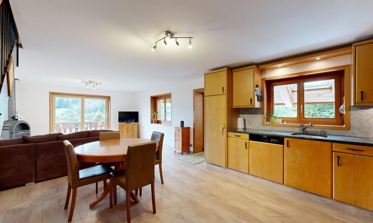 cuisine avec plans de travail, dark countertops, light floor, ouvert sur l'espace de vie, et opens to living area