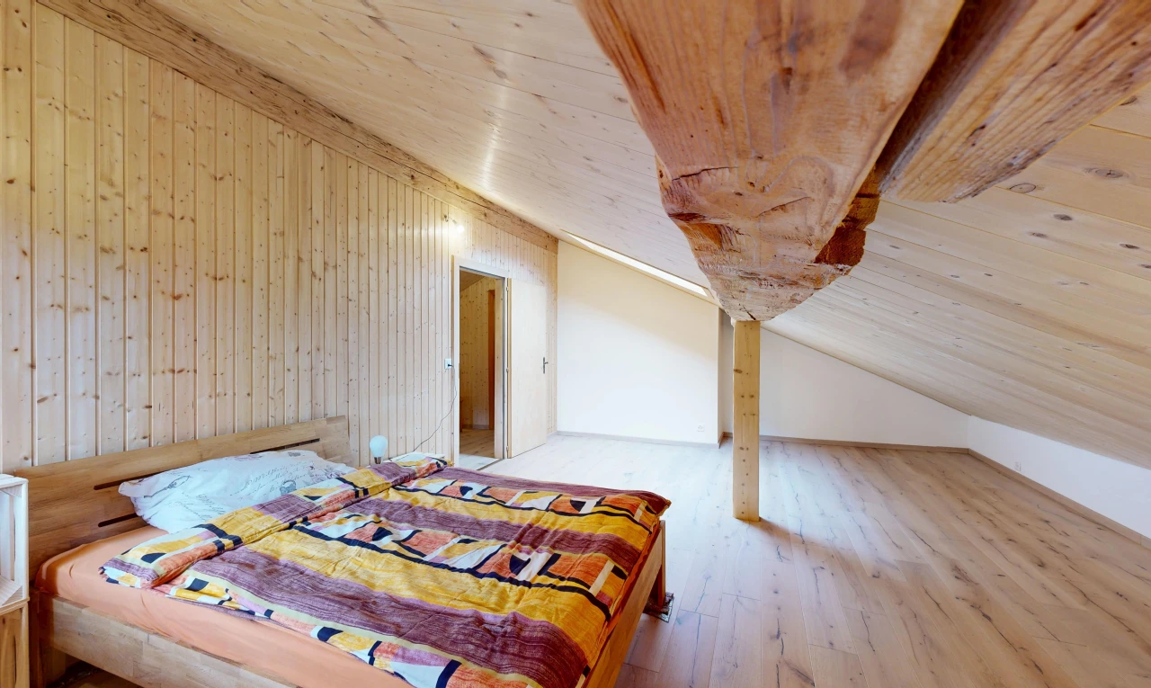 chambre avec plafond en bois, wood ceiling, sol en finition bois, wood finish floor, et dated wood wall