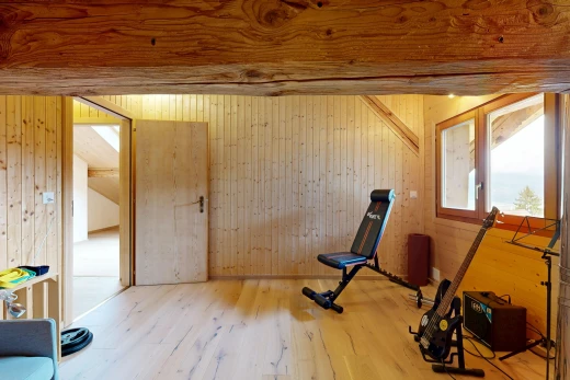 gym avec mur en bois, wood wall, dated wood wall, sol en finition bois, et wood finish floor