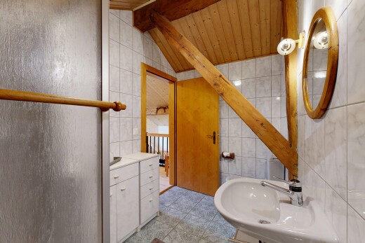 bad mit fliesenwand, tile wall, dachschräge, vaulted ceiling, und waschbecken