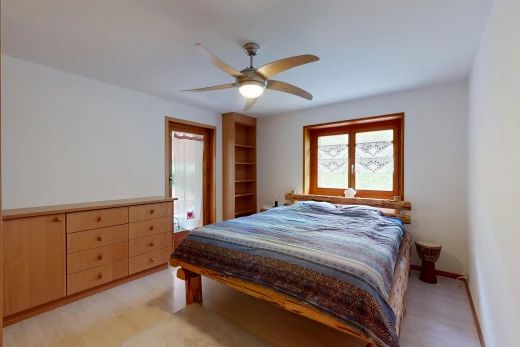 chambre avec cloison sèche, drywall, ventilateur de plafond, inside property, et sol en finition bois