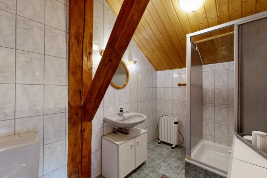 bad mit fliesenwand, tile wall, dusche, komplettes badezimmer, und dachschräge