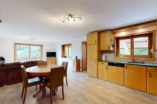 cuisine avec plans de travail, dark countertops, light floor, ouvert sur l'espace de vie, et opens to living area