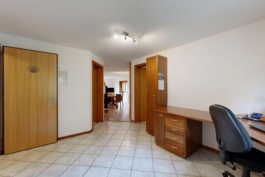 büro mit gipskartonwand, drywall, light floor, fliesenboden, und tile floor