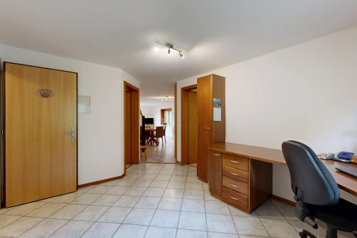 bureau avec cloison sèche, drywall, light floor, sol en carrelage, et tile floor