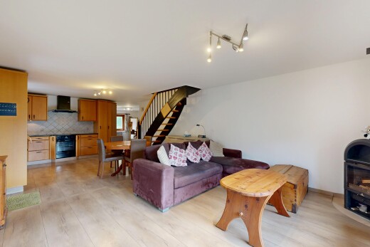 wohn- / esszimmer mit treppen, deckenbeleuchtung, gipskartonwand, drywall, und light floor