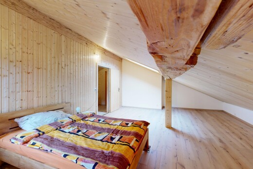 zimmer / schlafzimmer mit holzdecke, wood ceiling, holzfußboden, wood finish floor, und dated wood wall
