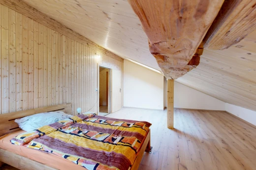 chambre avec plafond en bois, wood ceiling, sol en finition bois, wood finish floor, et dated wood wall