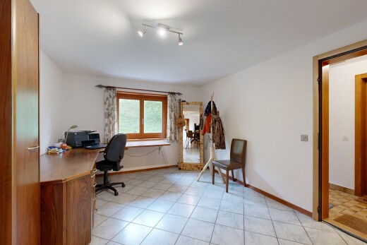 büro mit gipskartonwand, drywall, deckenbeleuchtung, sockelleisten, und baseboards wall