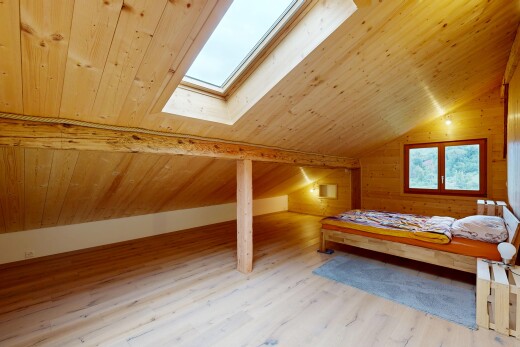 zimmer / schlafzimmer mit dachfenster, holzfußboden, wood finish floor, dachschräge, und vaulted ceiling