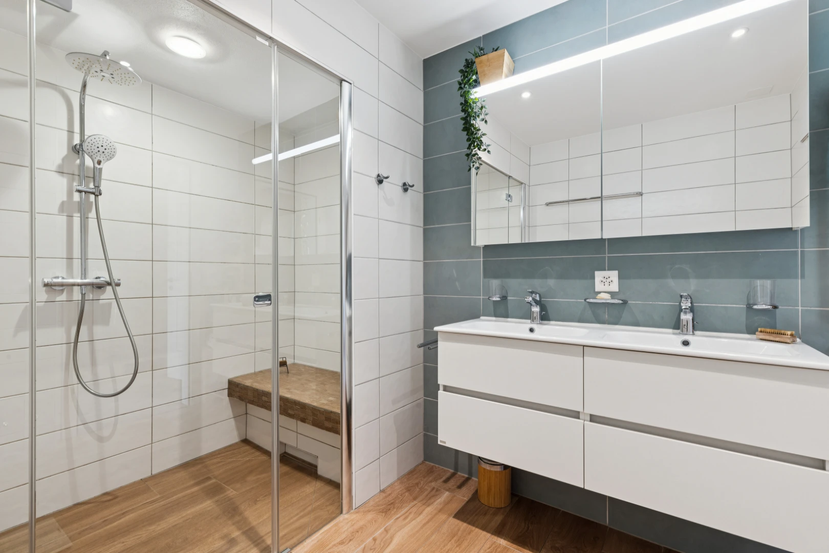 salle de bains avec douche, double vasque, salle de bain complète, tile wall, et mur en carrelage