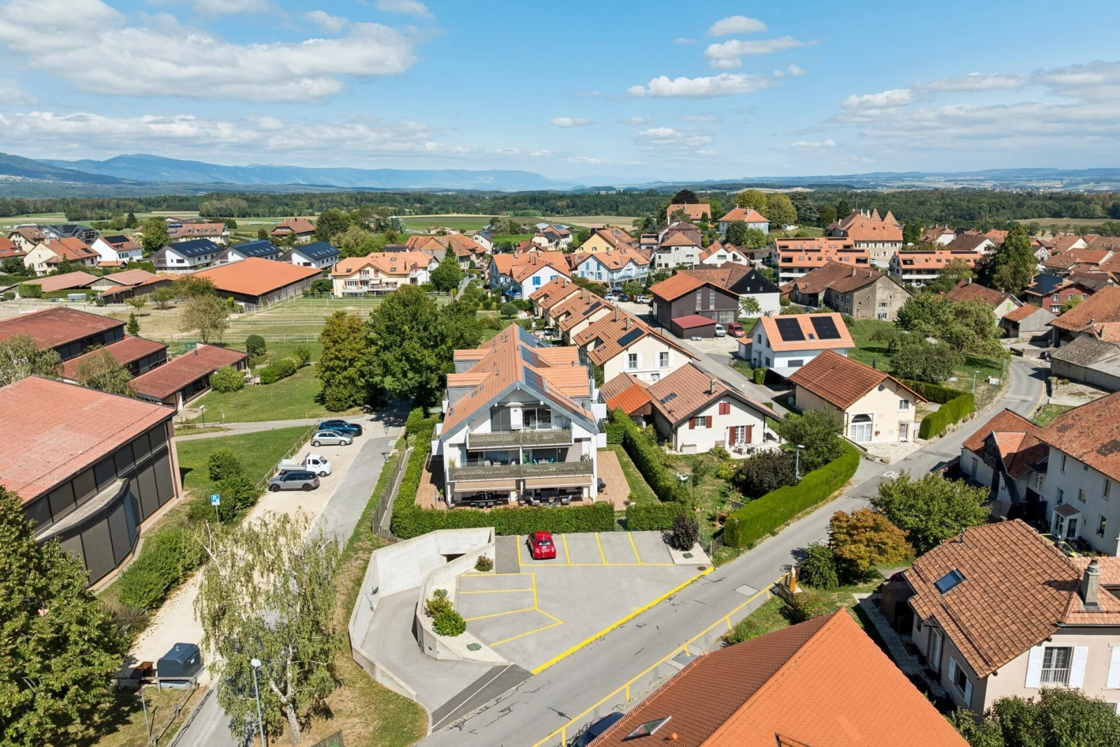 façade avec day time, residential view, vue résidentielle, et neighborhood view