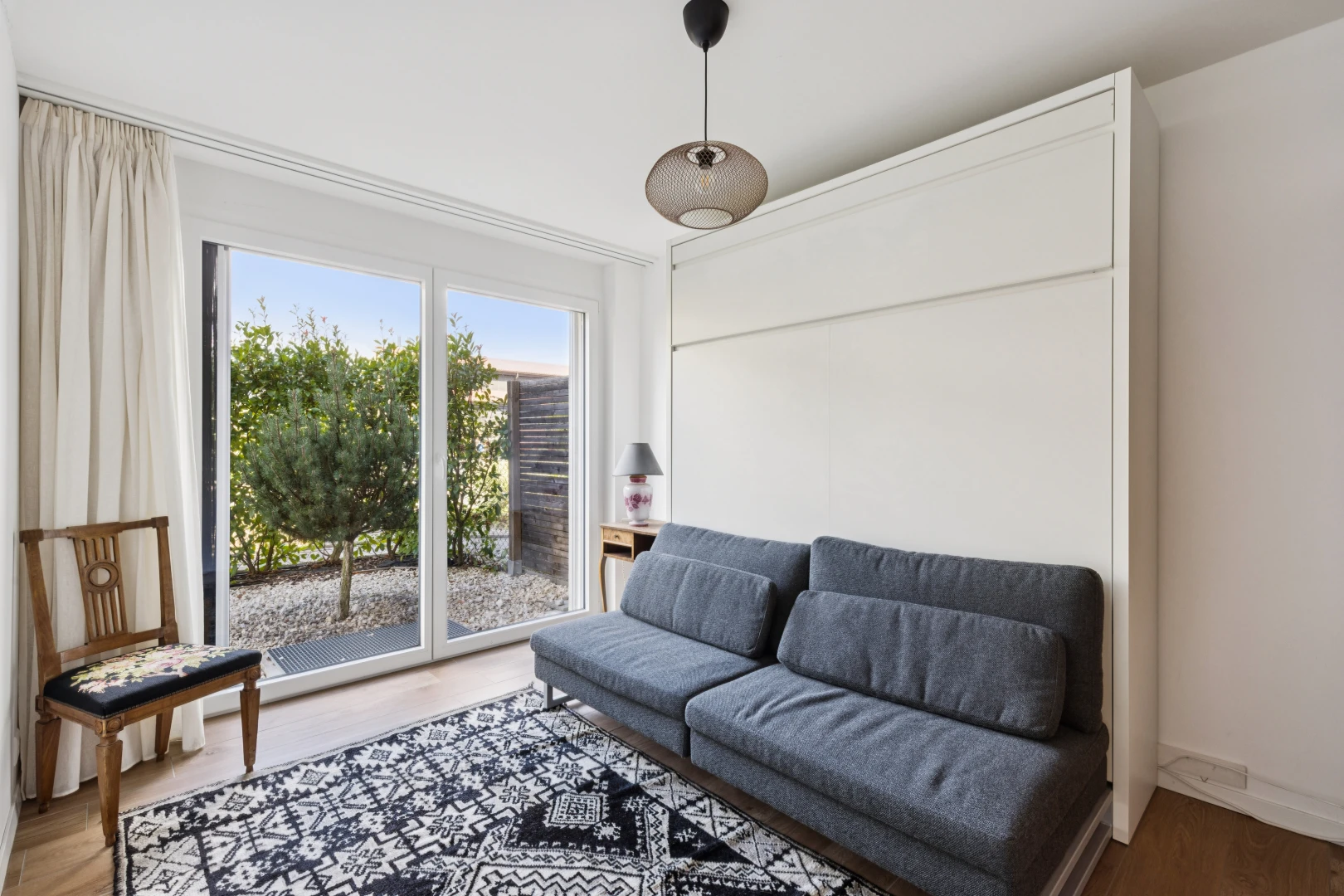 salon avec drywall, cloison sèche, wood finish floor, sol en finition bois, et inside property