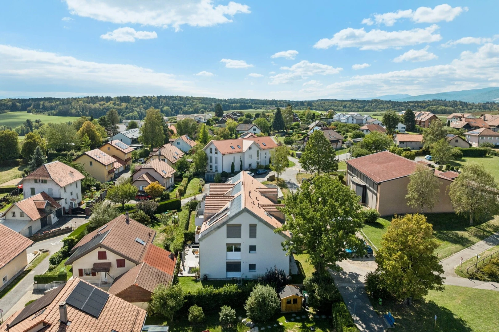 façade avec neighborhood view, residential view, vue résidentielle, et day time