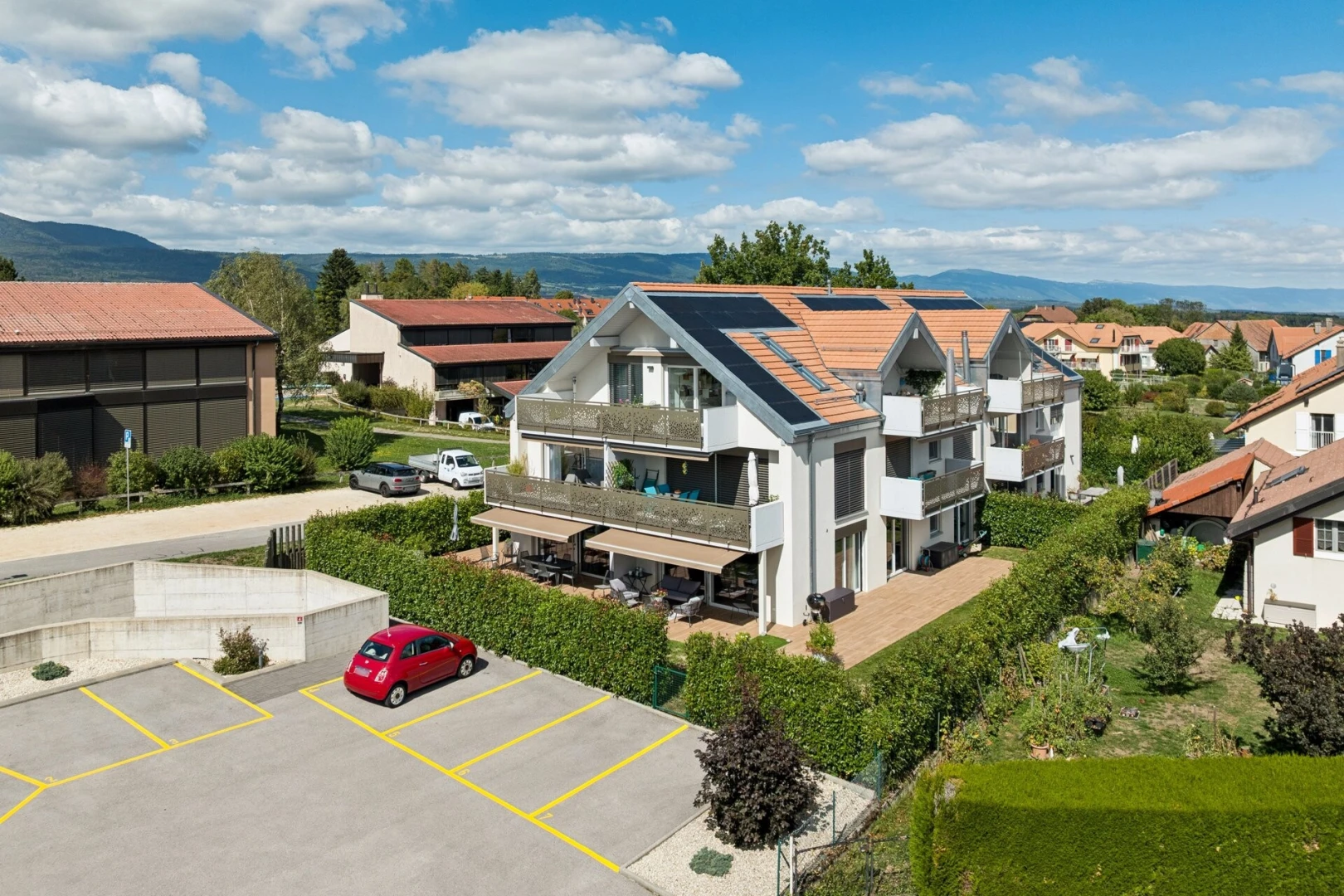 façade avec drone view, parking, et day time