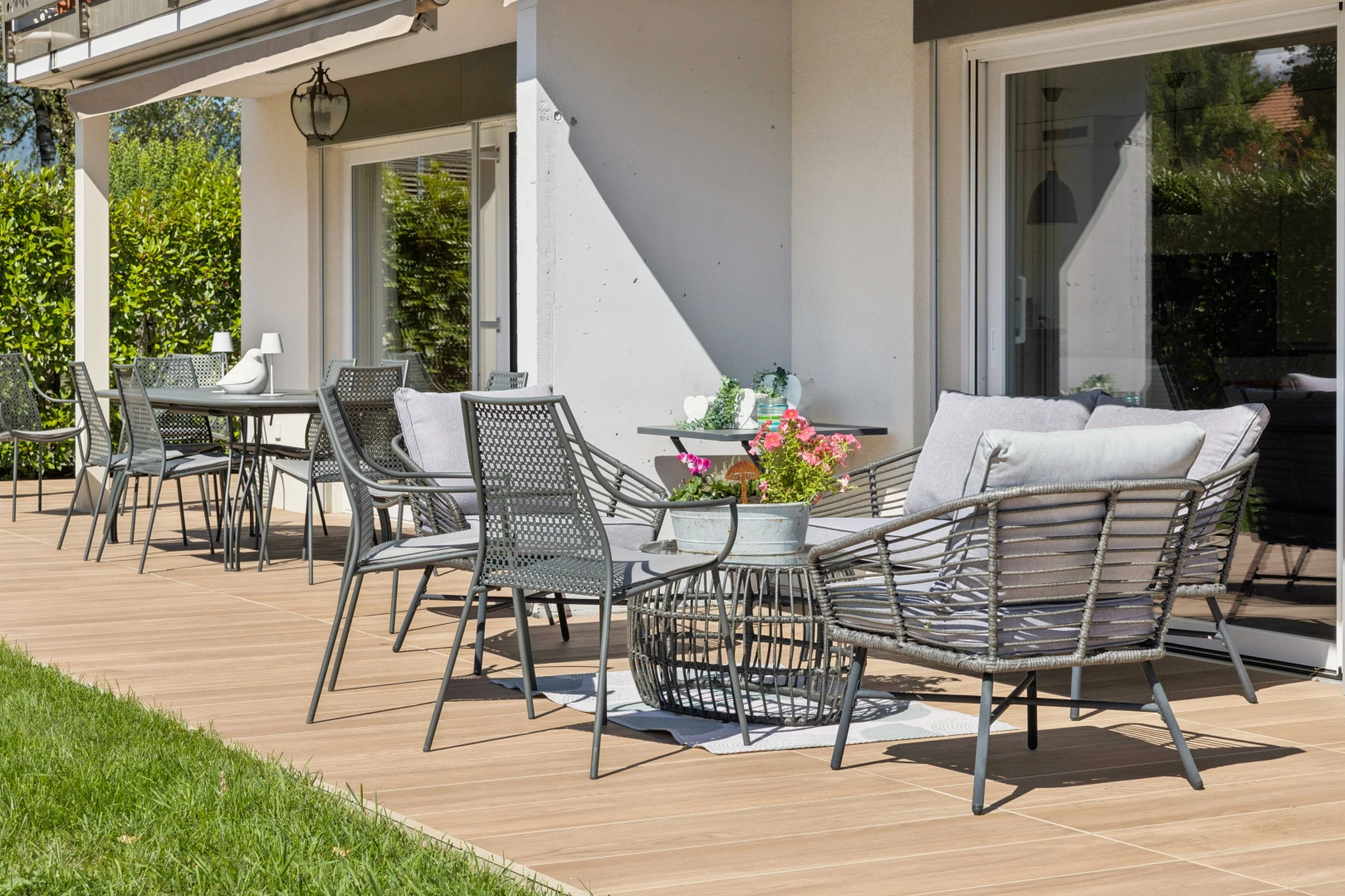 terrasse avec terrasse et coin repas extérieur