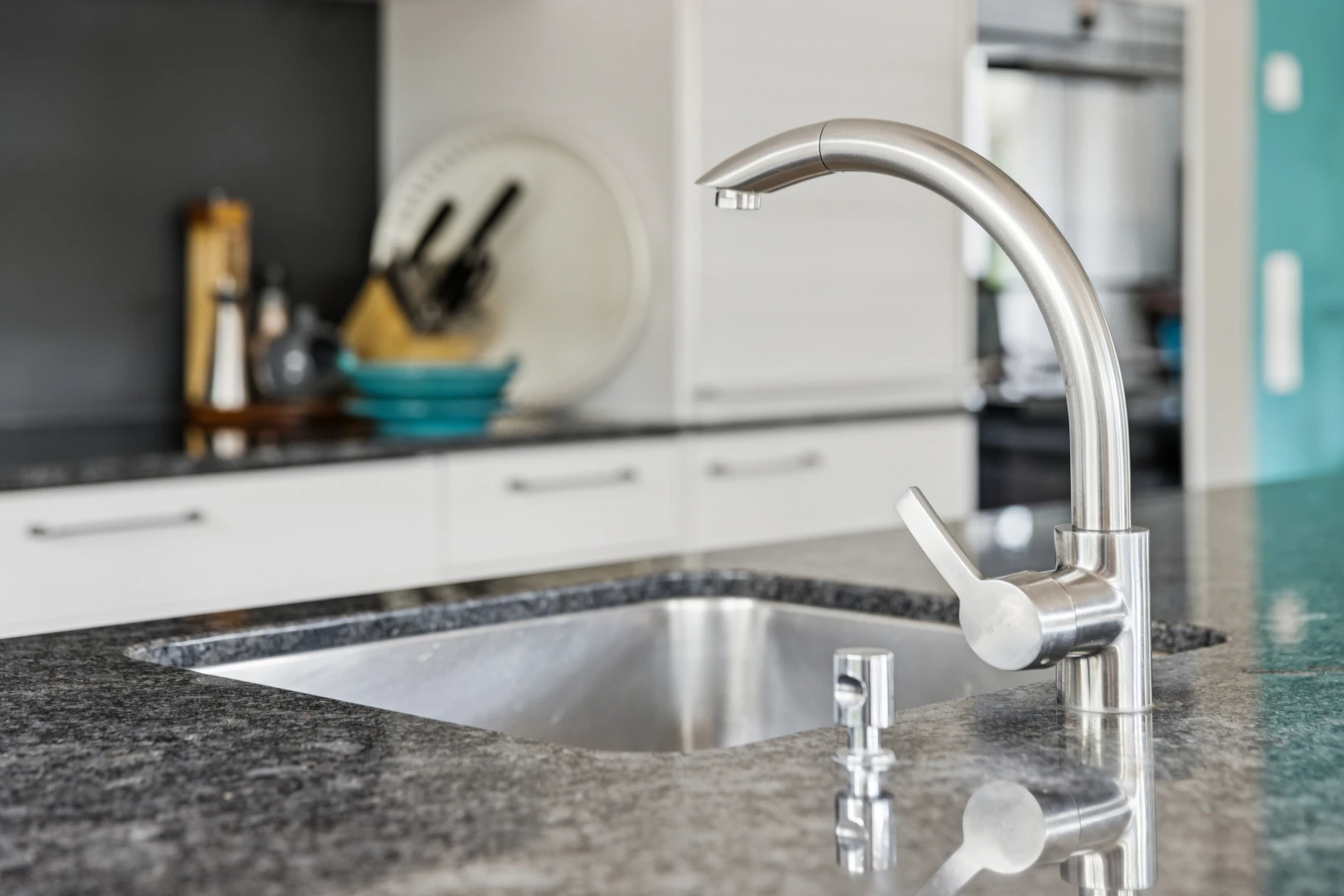 détails avec évier, dark countertops, interior, stone countertops, et plans de travail en pierre