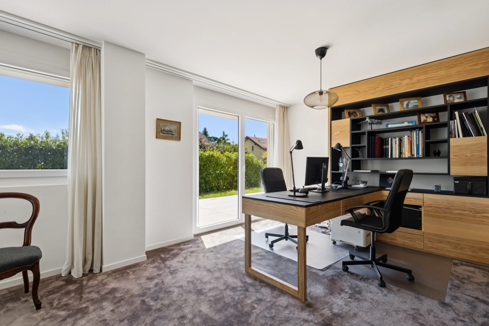 bureau avec étagères intégrées, drywall, cloison sèche, carpet, et moquette