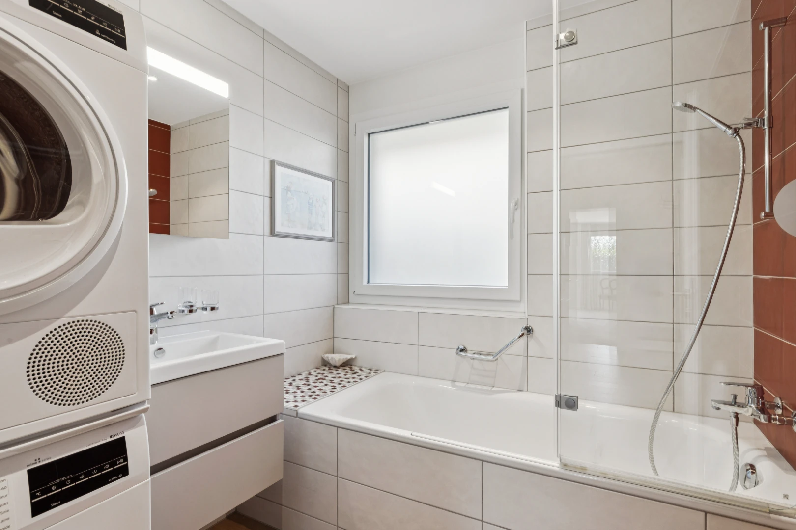 salle de bains avec lavabo (ou coiffeuse selon le contexte), douche-bain combinés, miroir, salle de bain complète, et tile wall