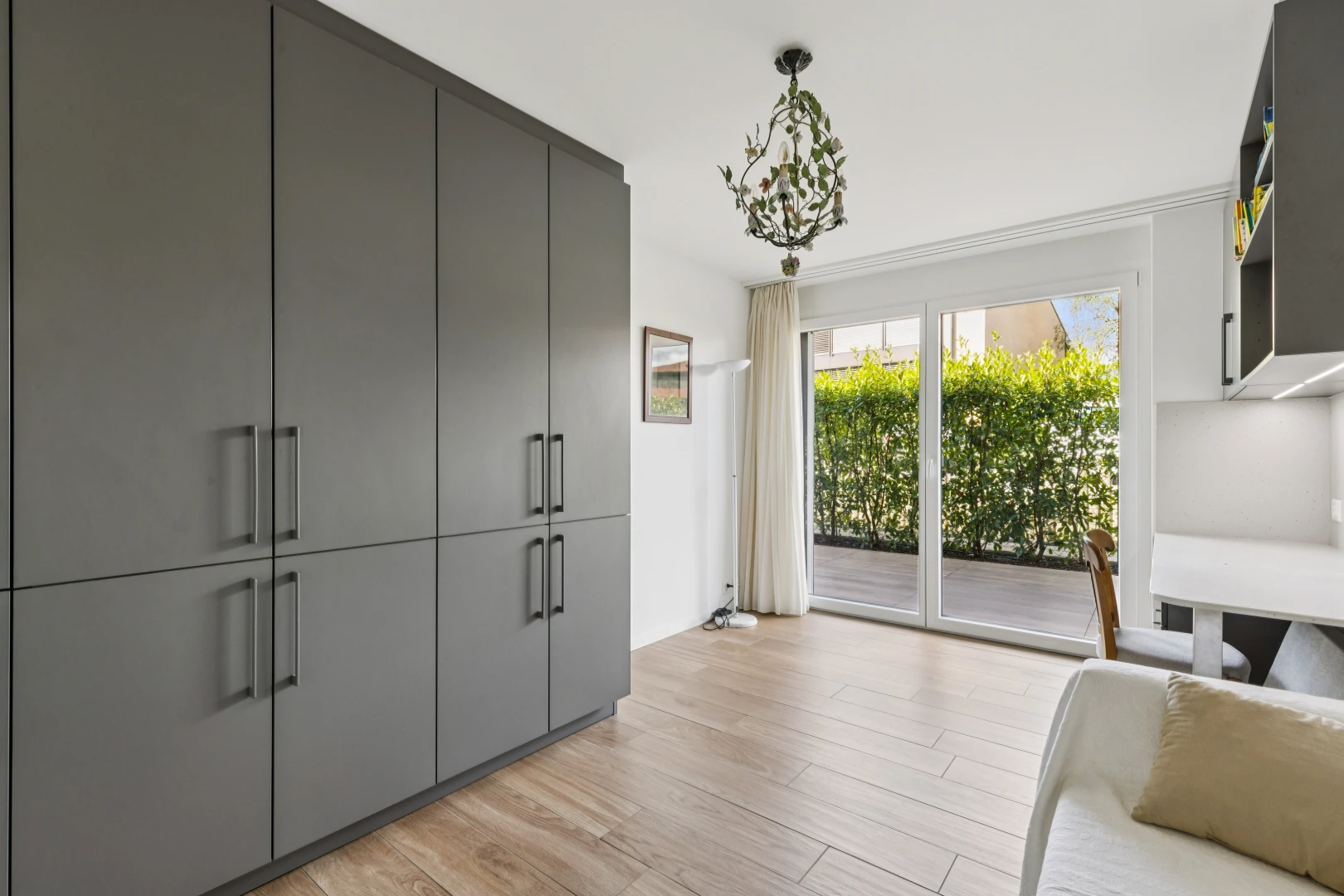 cuisine avec gray cabinets, armoires grises, wood finish floor, sol en finition bois, et light floor
