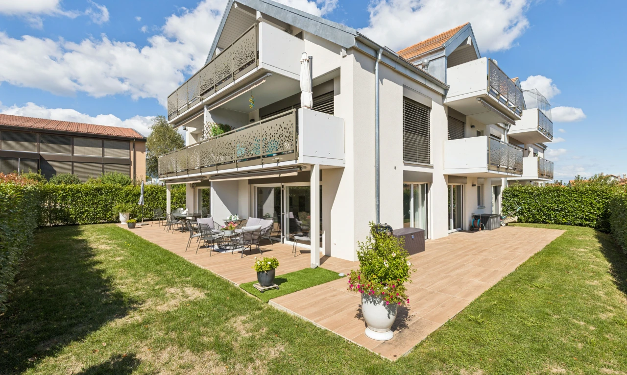 façade avec balcon, terrasse, pelouse, et day time