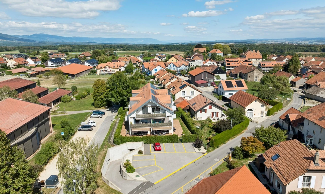façade avec day time, residential view, vue résidentielle, et neighborhood view
