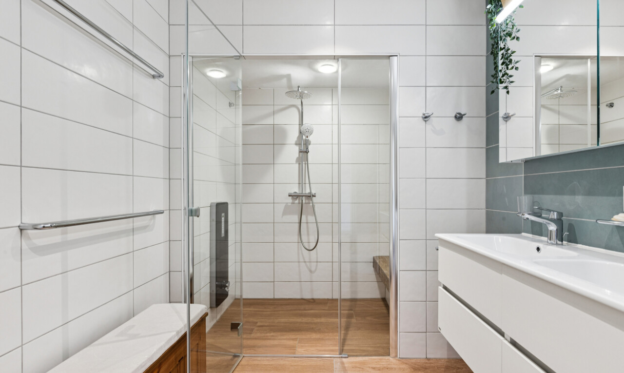 salle de bains avec salle de bain complète, tile wall, mur en carrelage, douche, et lavabo (ou coiffeuse selon le contexte)