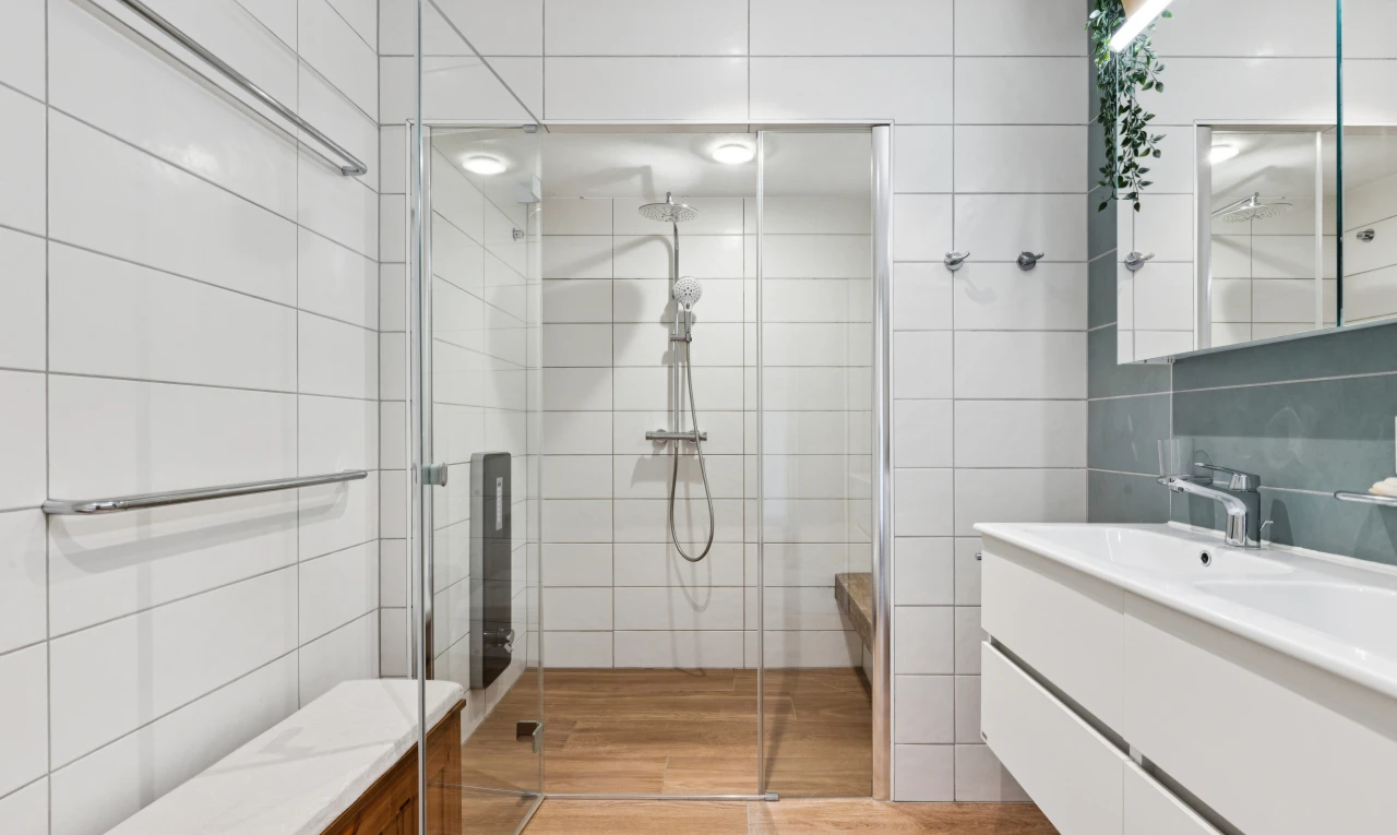 salle de bains avec salle de bain complète, tile wall, mur en carrelage, douche, et lavabo (ou coiffeuse selon le contexte)