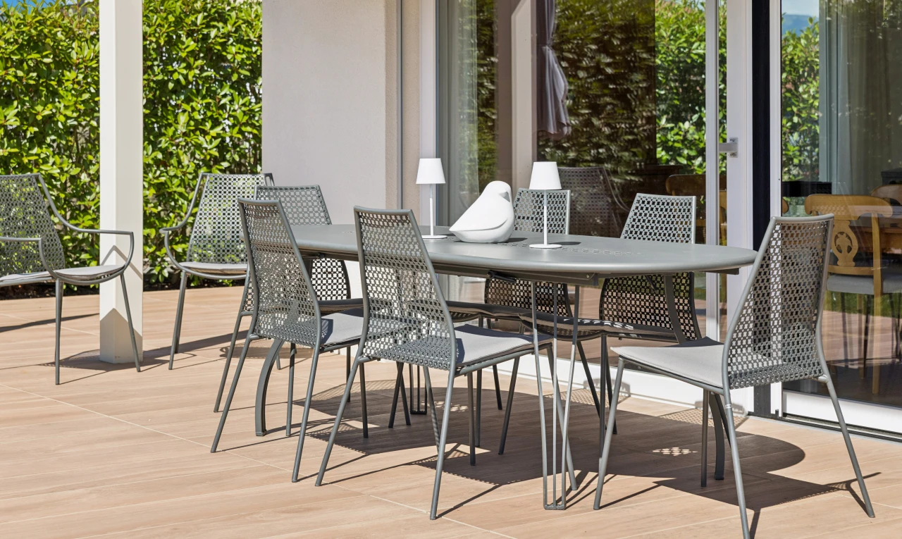 terrasse avec coin repas extérieur et day time